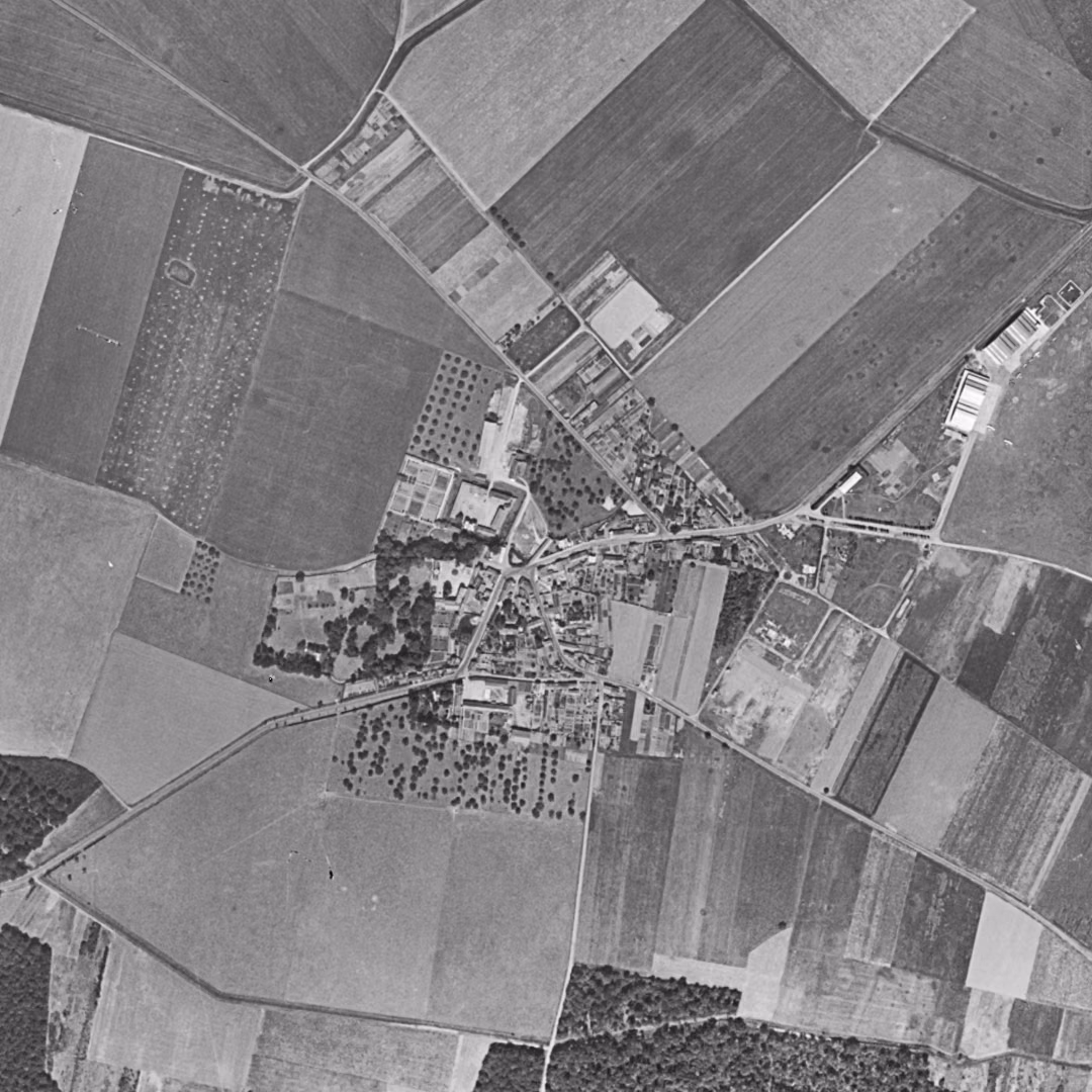 Voisins-le-Bretonneux en 1949, le centre vu du ciel, au même cadrage