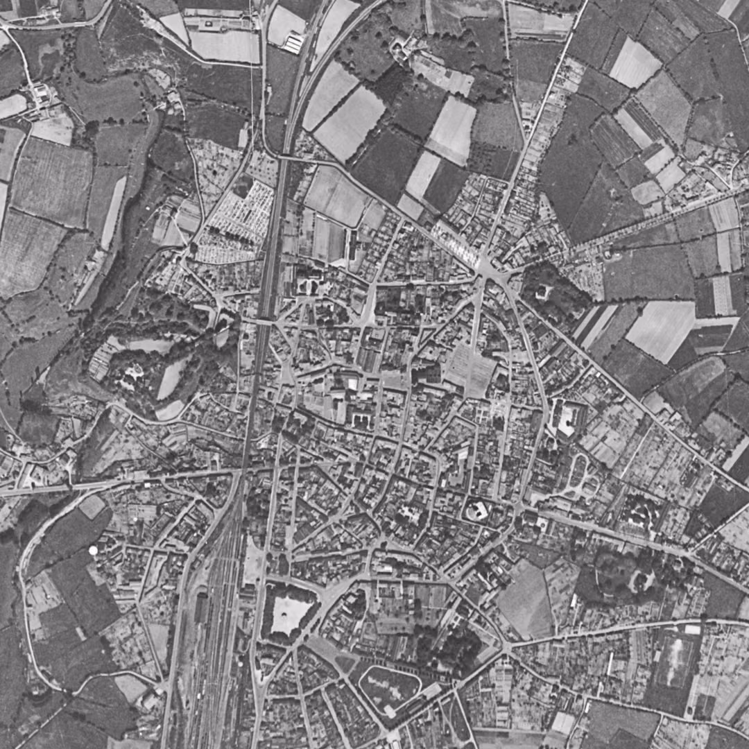 Bressuire en 1950, le centre vu du ciel, au même cadrage