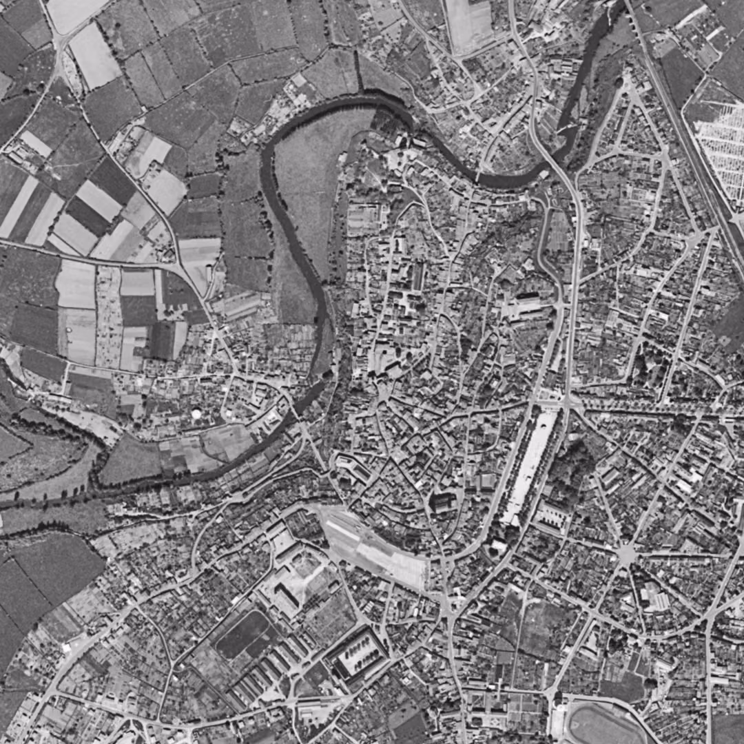 Parthenay en 1959, le centre vu du ciel, au même cadrage
