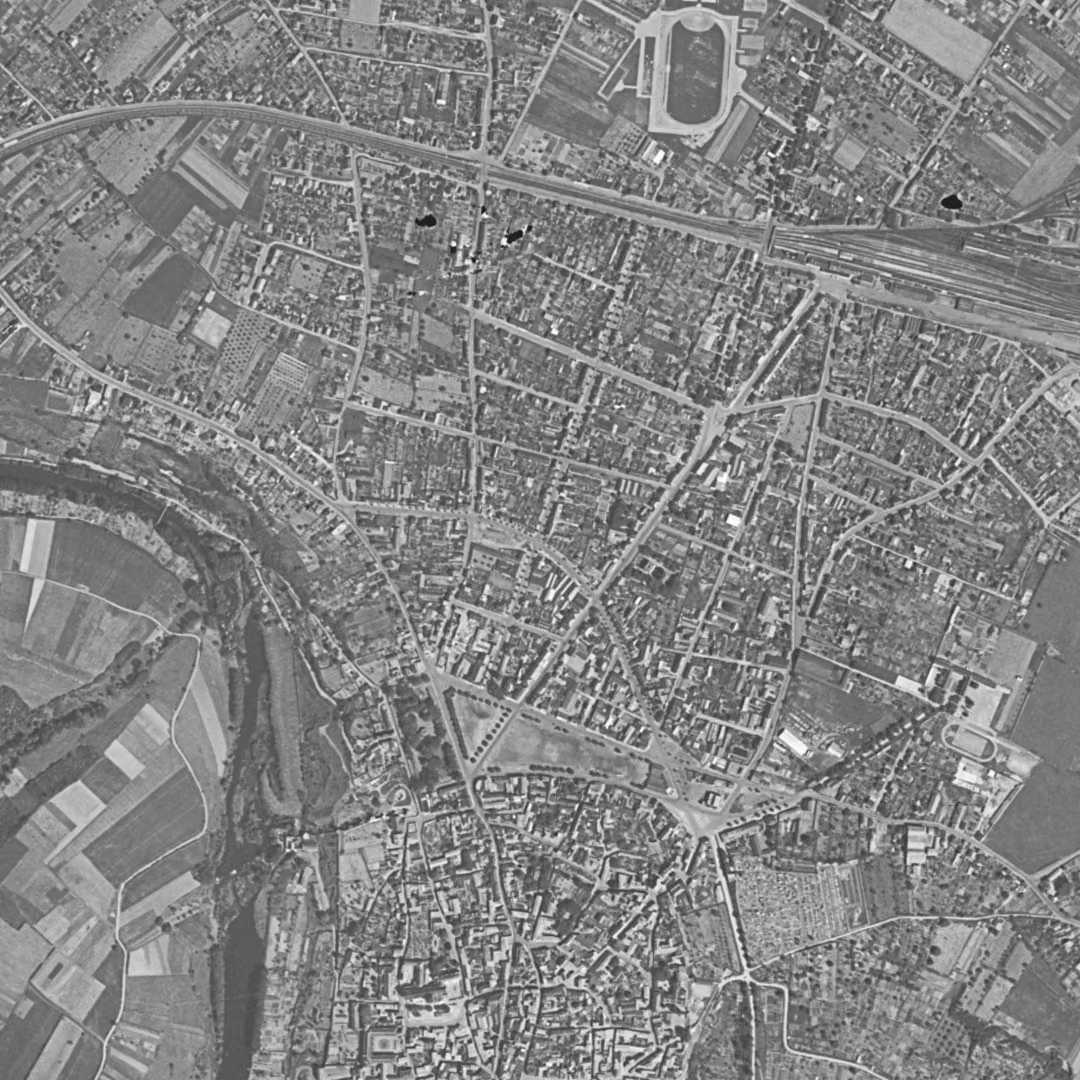 Thouars en 1950, le centre vu du ciel, au même cadrage