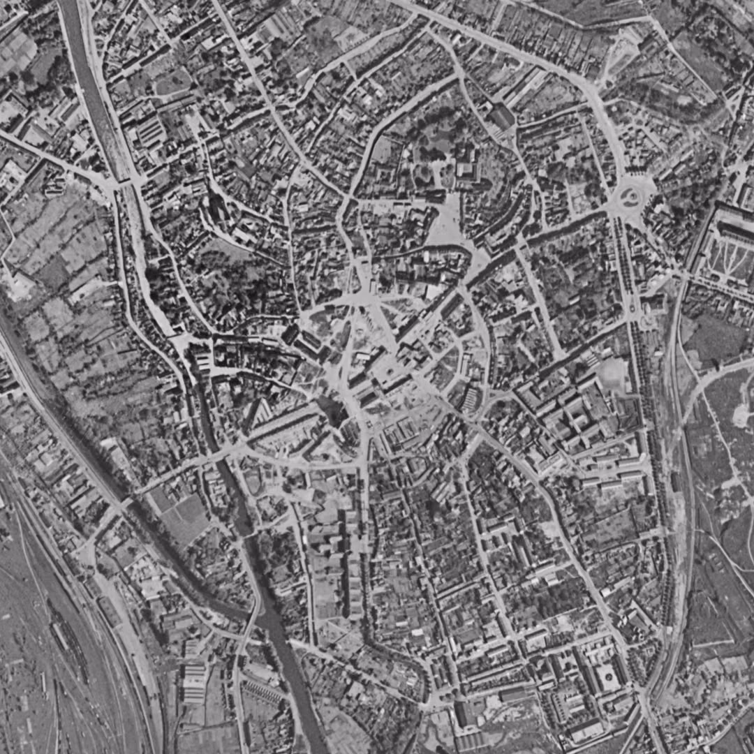 Abbeville en 1952, le centre vu du ciel, au même cadrage
