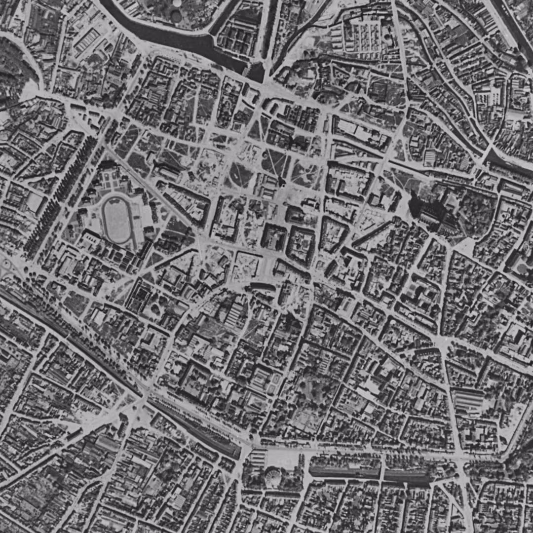 Amiens en 1952, le centre vu du ciel, au même cadrage