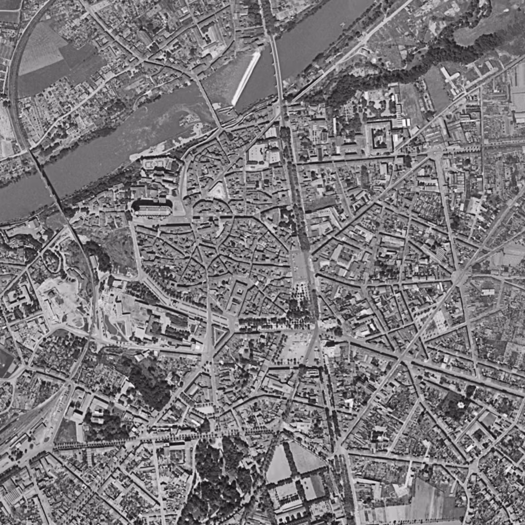 Albi en 1957, le centre vu du ciel, au même cadrage