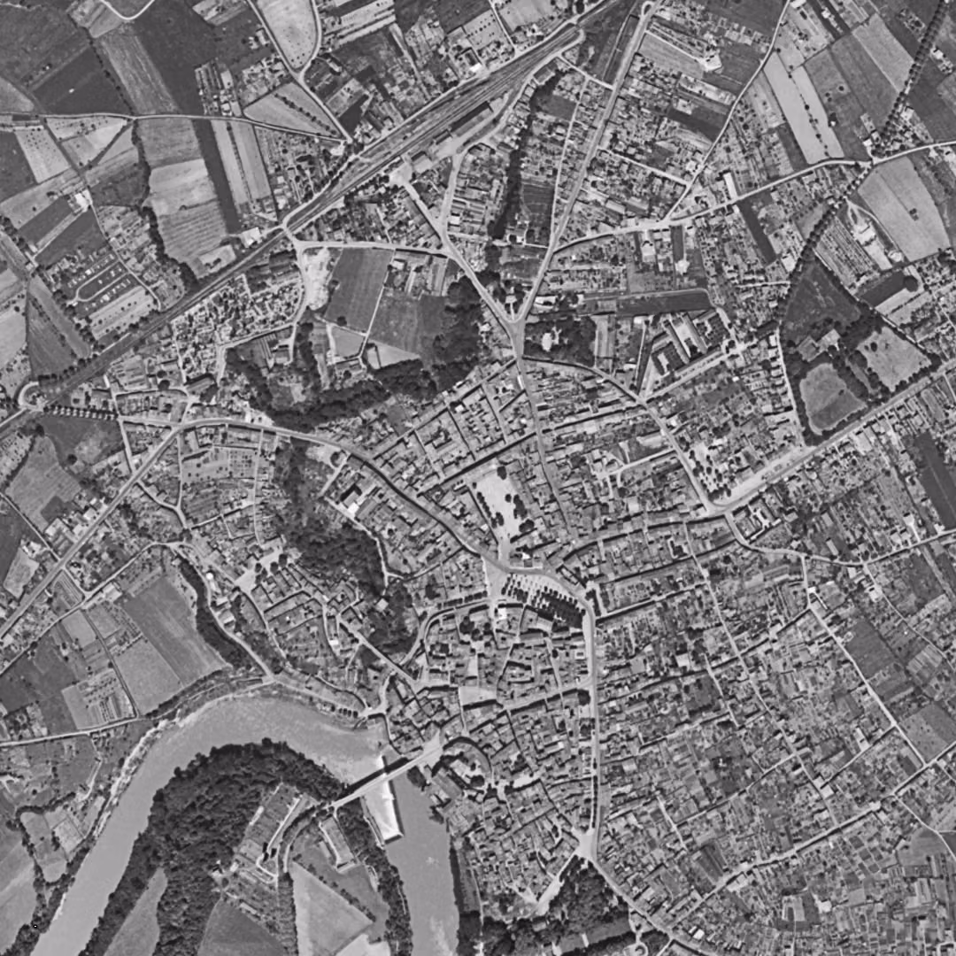 Gaillac en 1957, le centre vu du ciel, au même cadrage