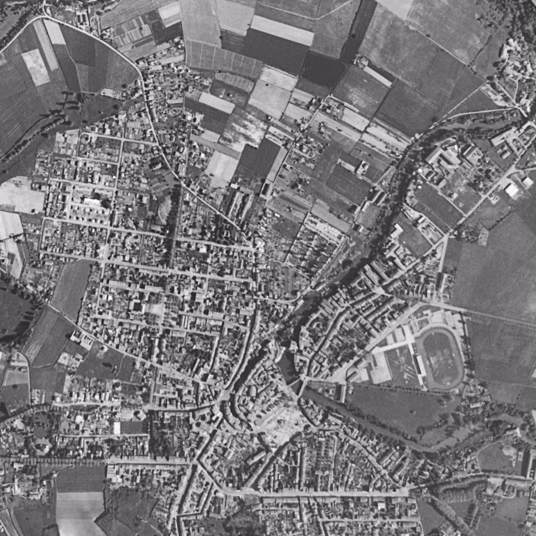 Graulhet en 1957, le centre vu du ciel, au même cadrage