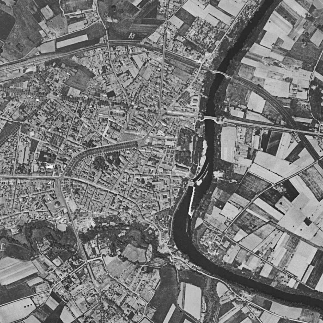 Lavaur en 1954, le centre vu du ciel, au même cadrage