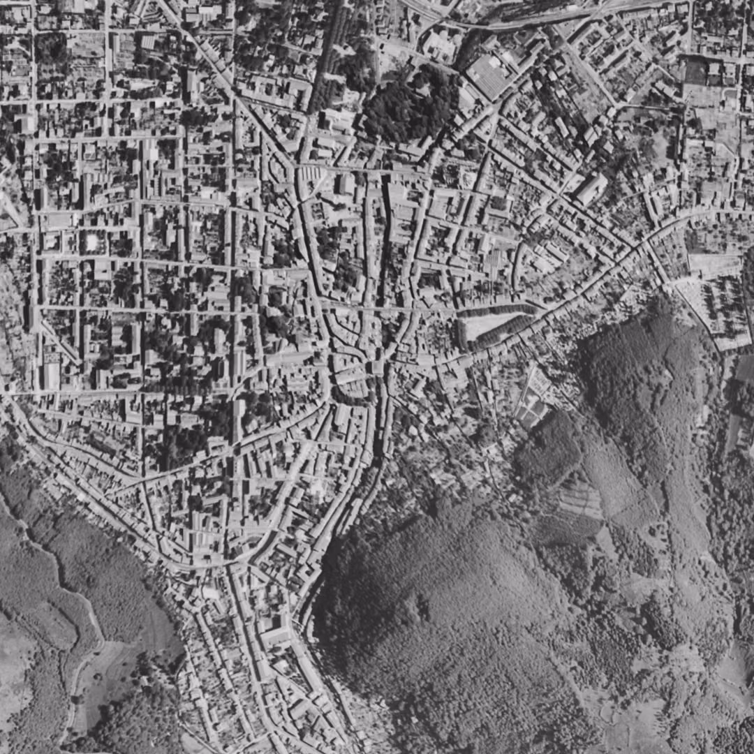 Mazamet en 1964, le centre vu du ciel, au même cadrage