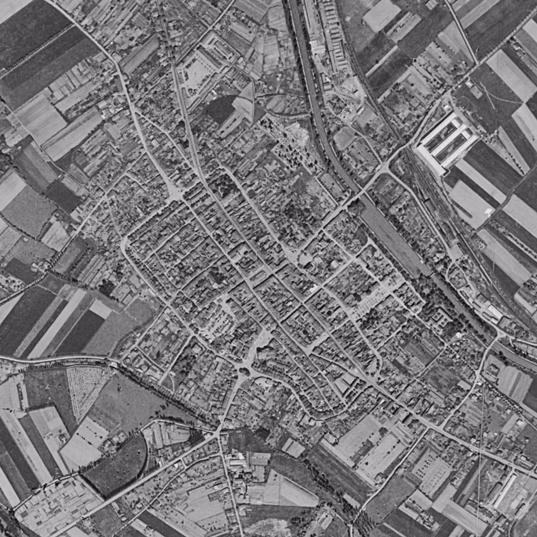 Castelsarrasin en 1950, le centre vu du ciel, au même cadrage