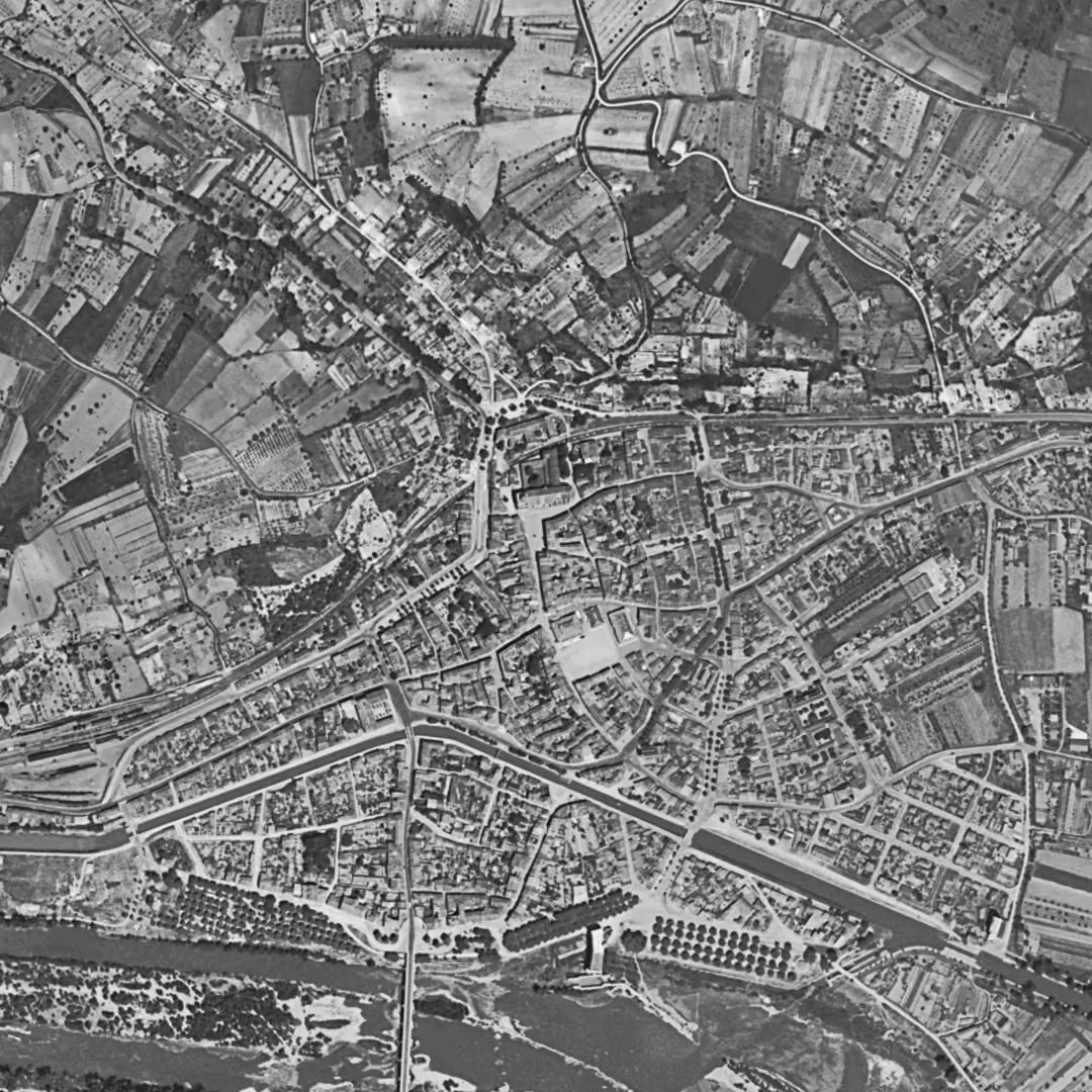 Moissac en 1957, le centre vu du ciel, au même cadrage
