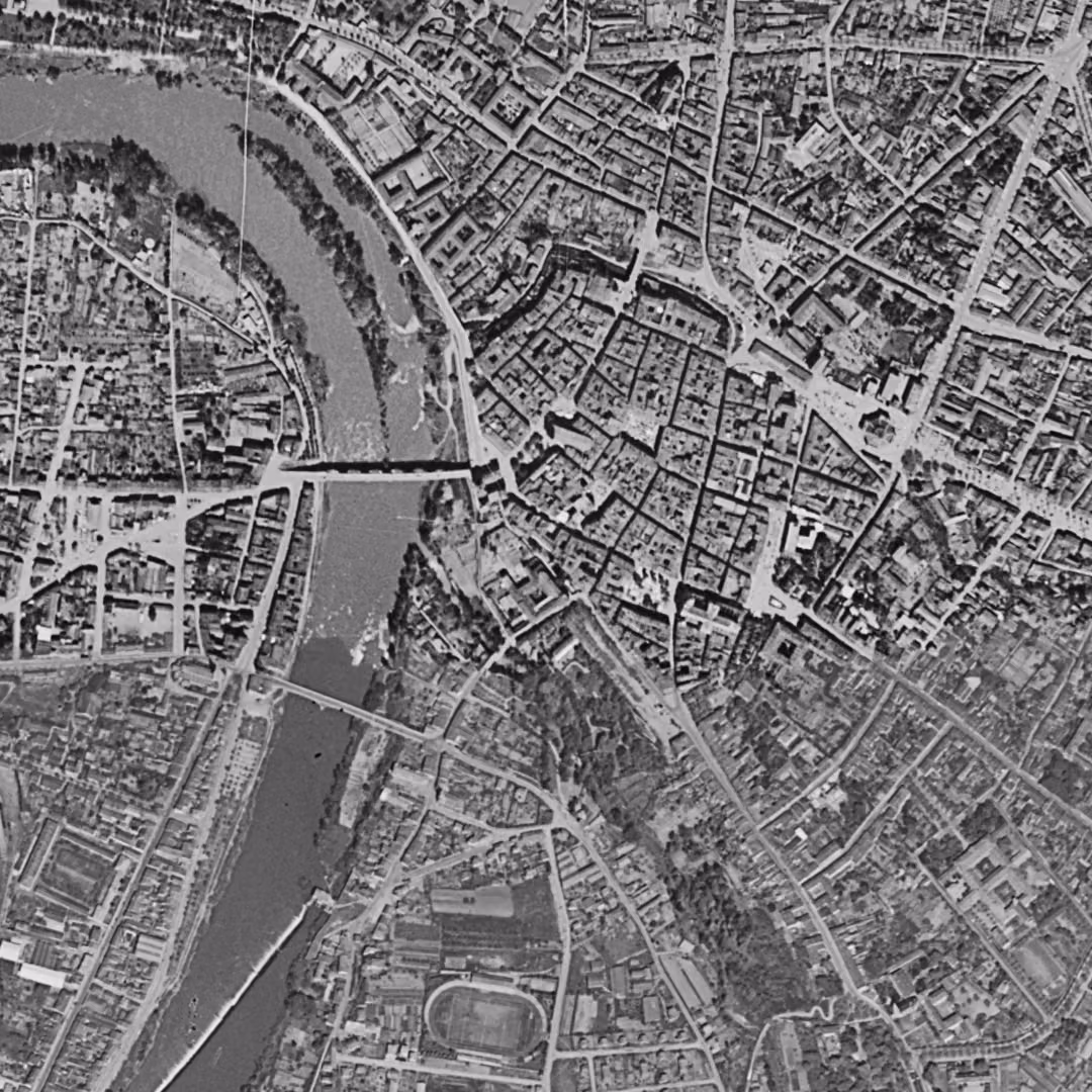 Montauban en 1950, le centre vu du ciel, au même cadrage