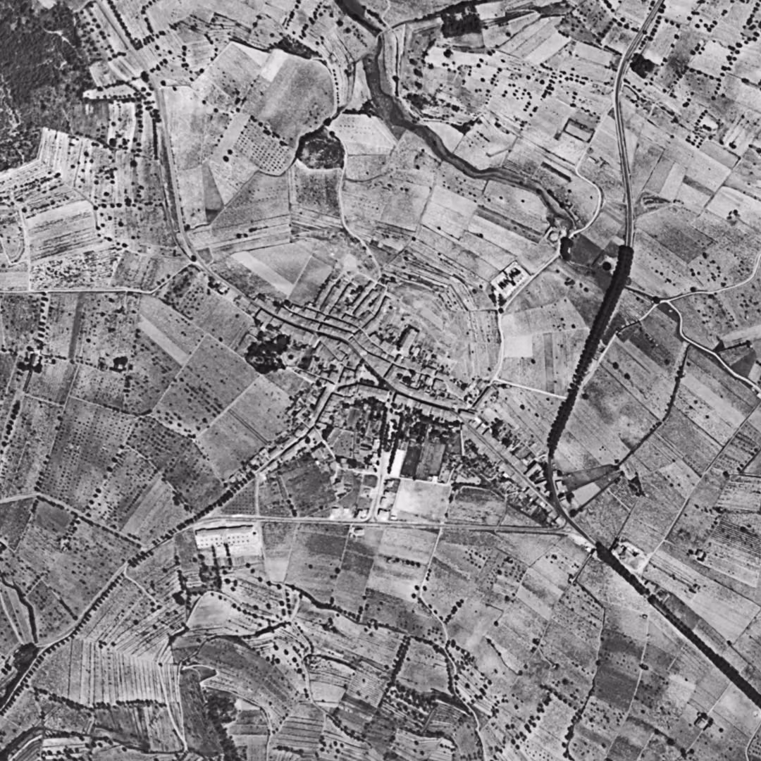Le Beausset en 1955, le centre vu du ciel, au même cadrage