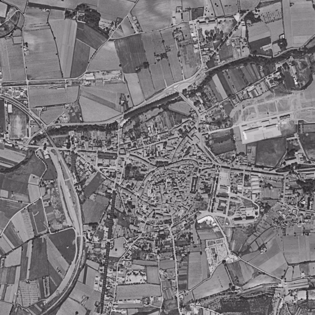 Brignoles en 1960, le centre vu du ciel, au même cadrage