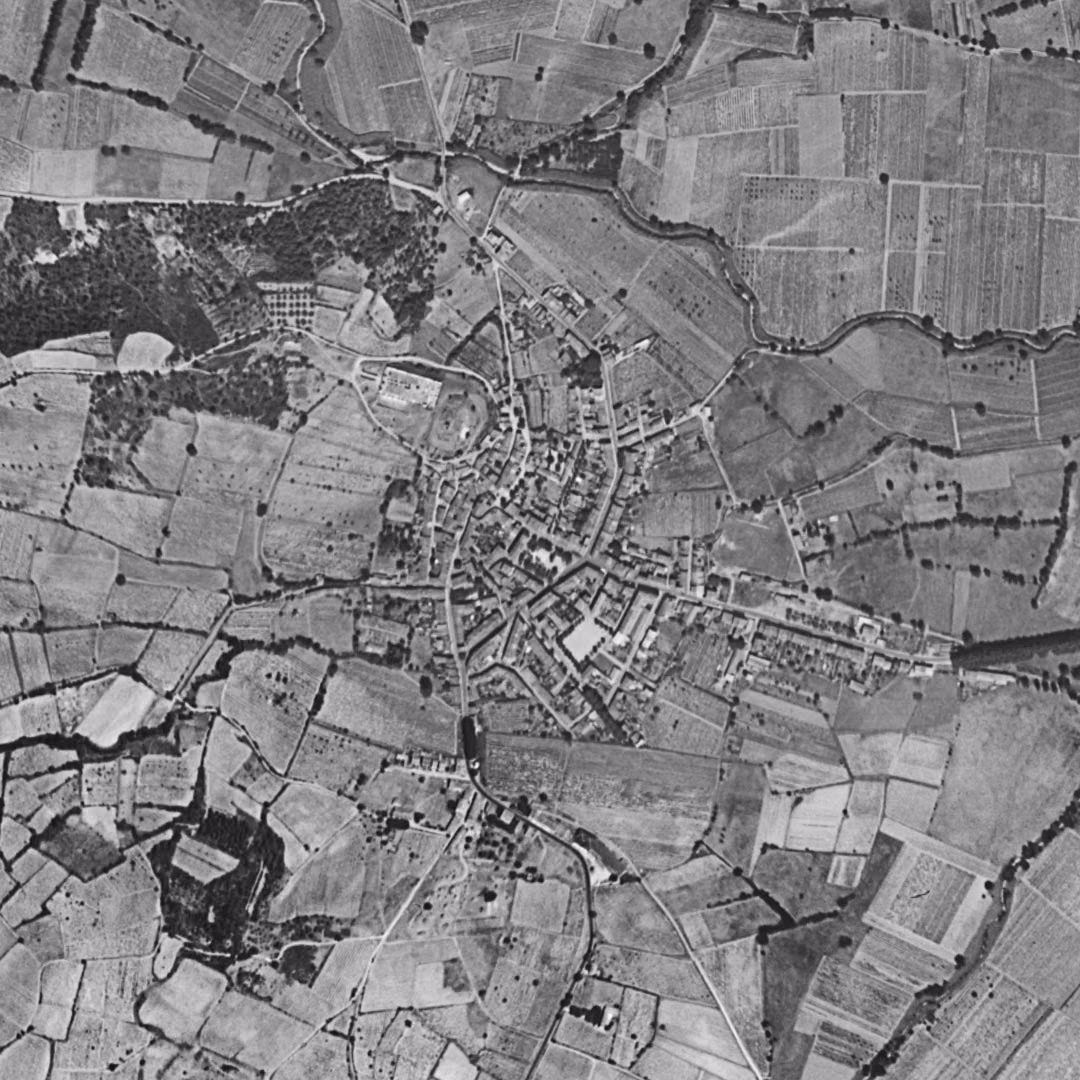 Cogolin en 1955, le centre vu du ciel, au même cadrage