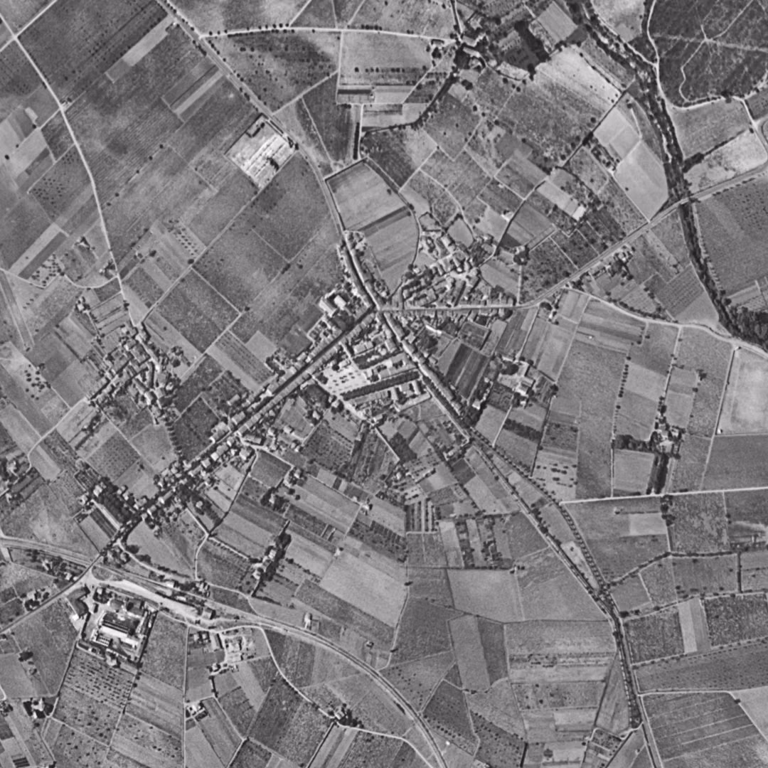La Crau en 1955, le centre vu du ciel, au même cadrage