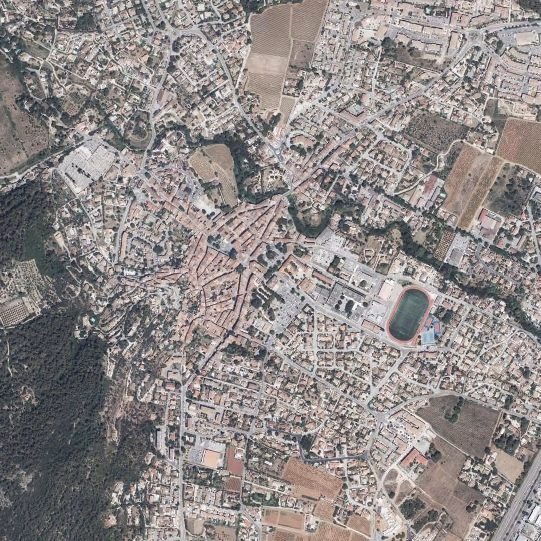 Cuers aujourd'hui, le centre vu du ciel