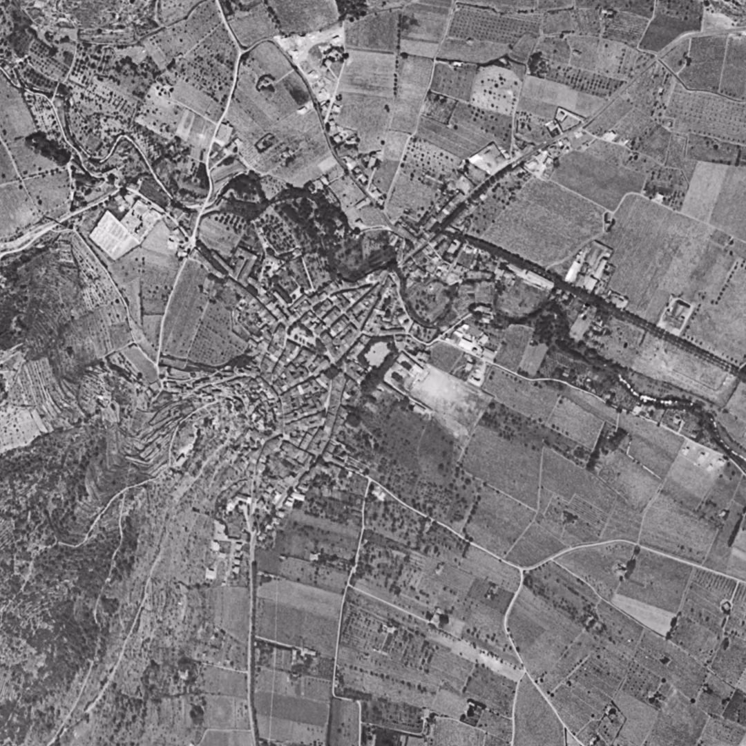 Cuers en 1958, le centre vu du ciel, au même cadrage