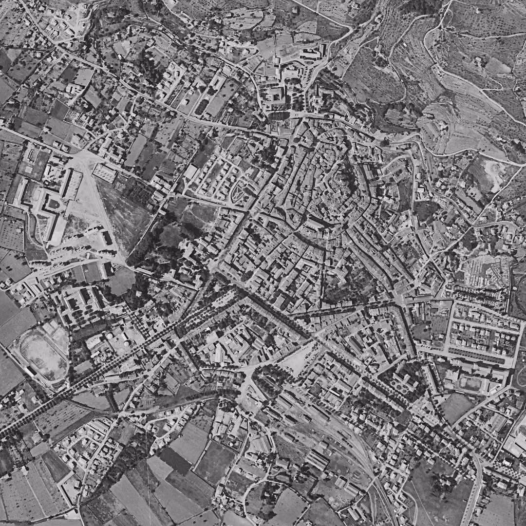 Draguignan en 1960, le centre vu du ciel, au même cadrage