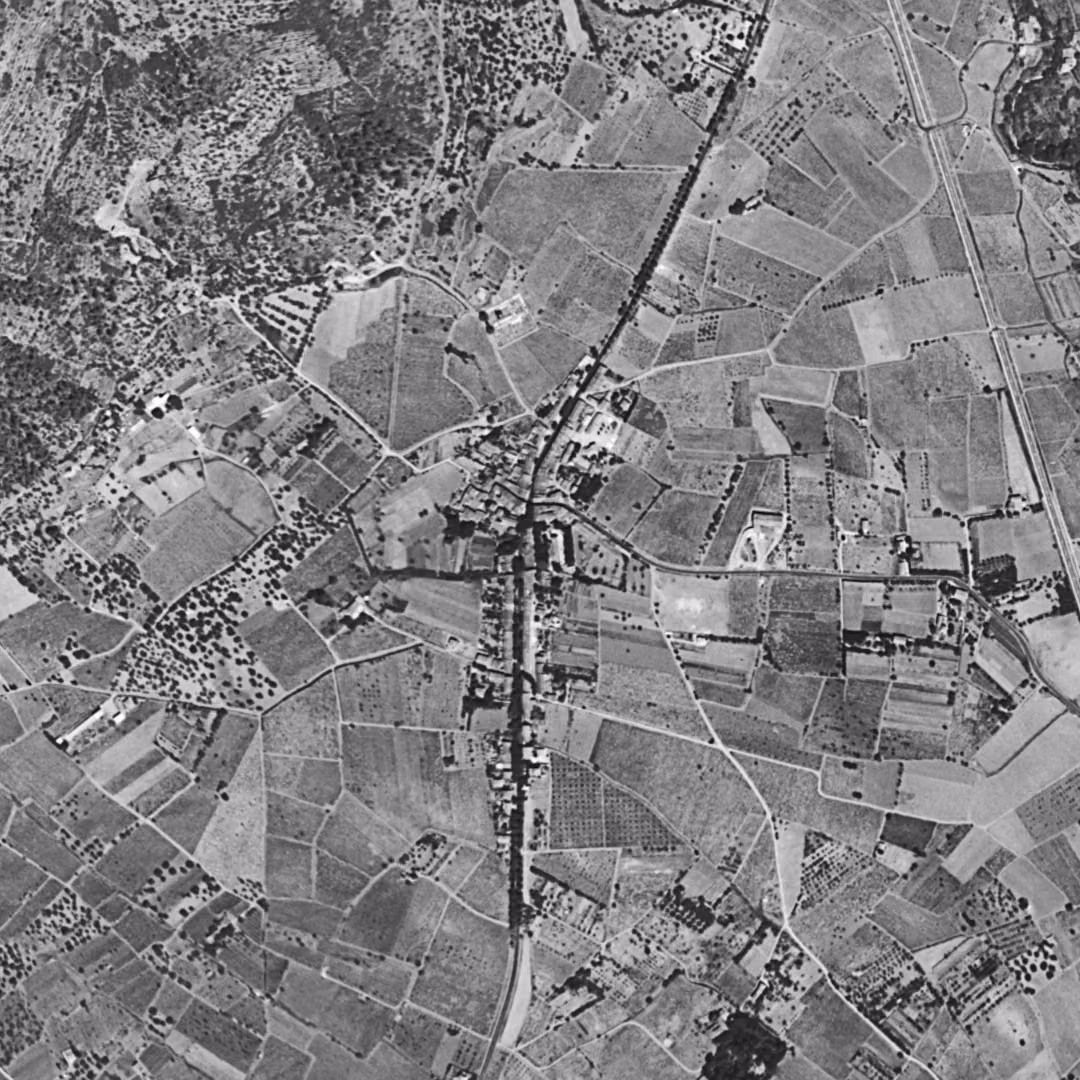 La Farlède en 1955, le centre vu du ciel, au même cadrage