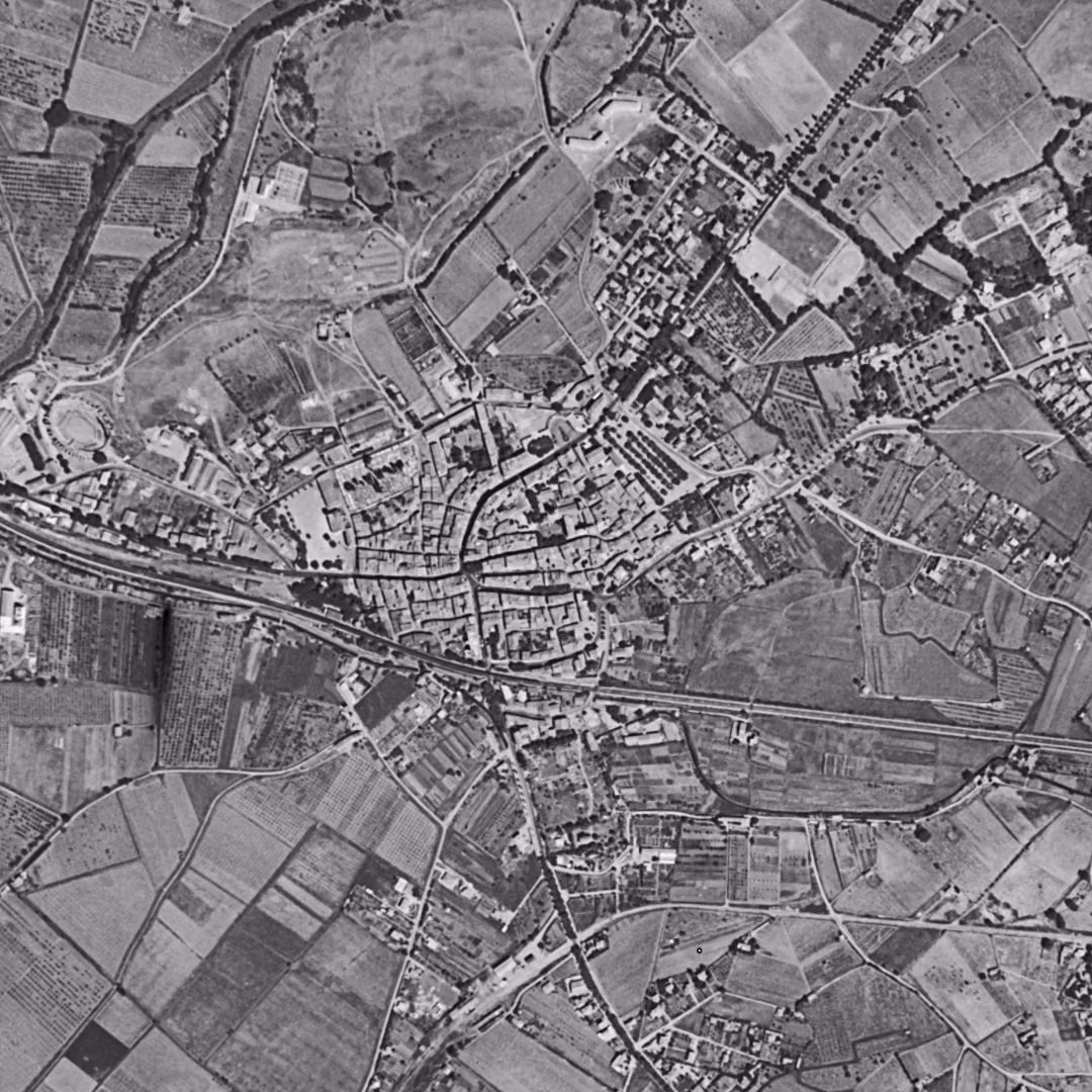 Fréjus en 1955, le centre vu du ciel, au même cadrage