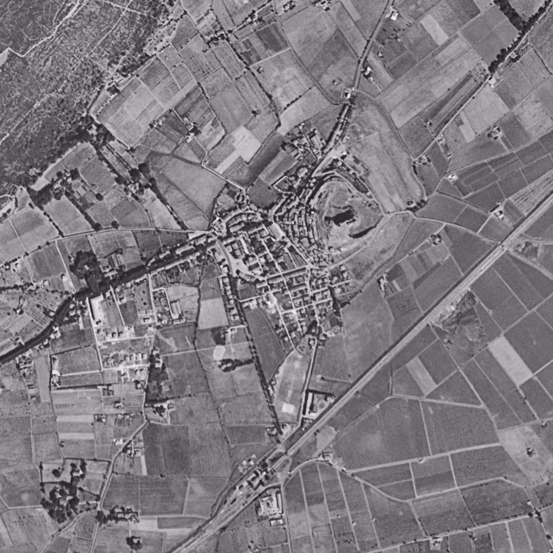 La Garde en 1955, le centre vu du ciel, au même cadrage