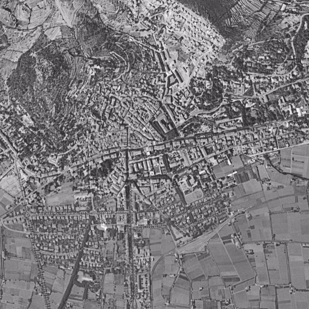 Hyères en 1955, le centre vu du ciel, au même cadrage