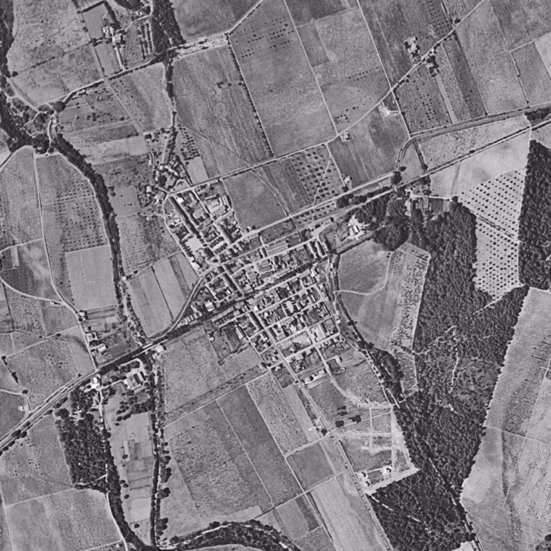 La Londe-les-Maures en 1955, le centre vu du ciel, au même cadrage