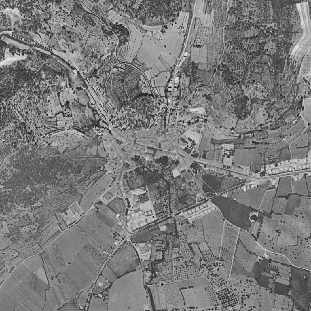 Le Luc en 1960, le centre vu du ciel, au même cadrage