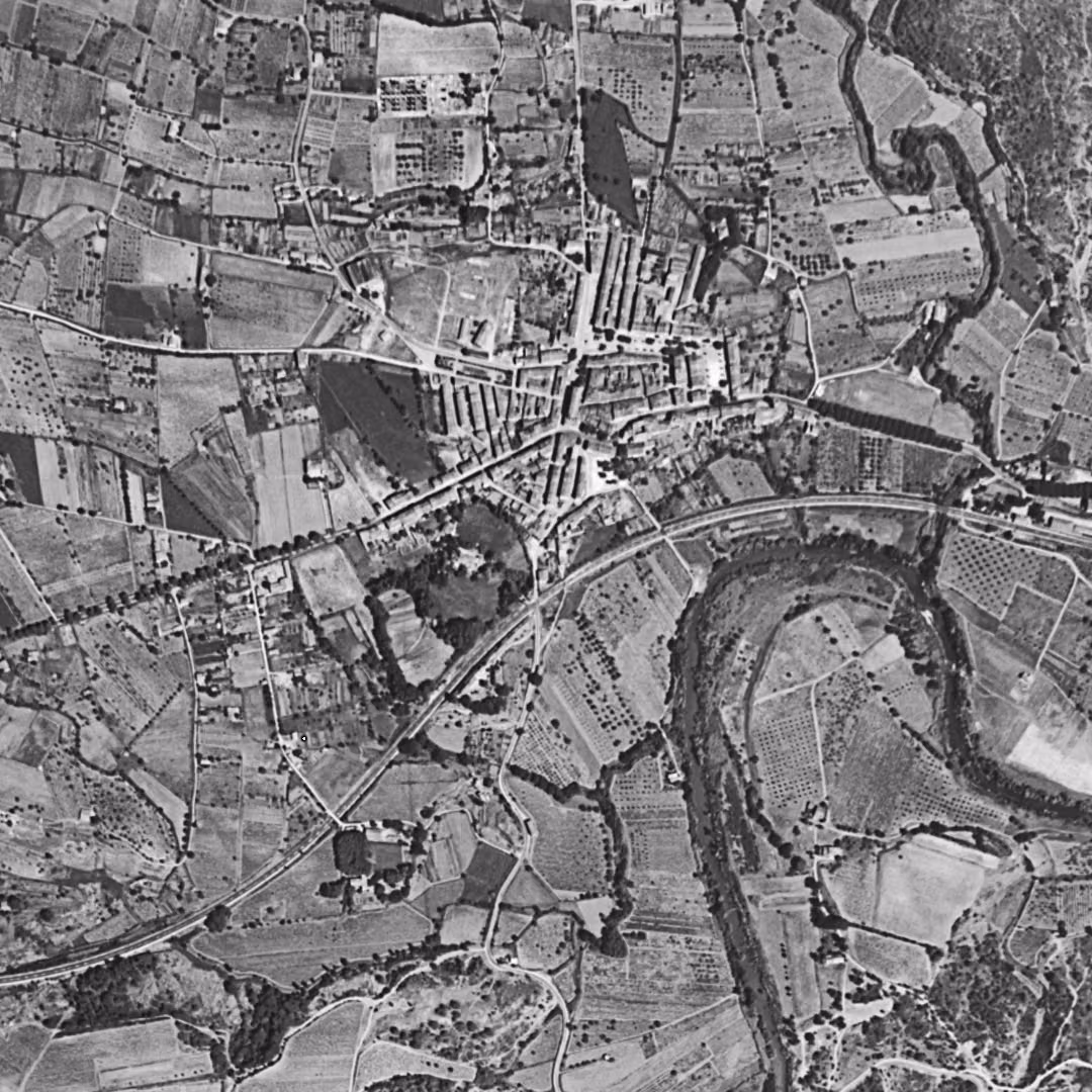 Le Muy en 1955, le centre vu du ciel, au même cadrage