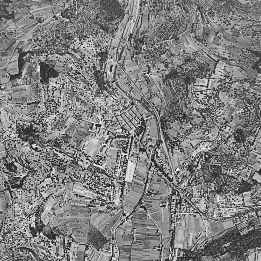 Ollioules en 1955, le centre vu du ciel, au même cadrage