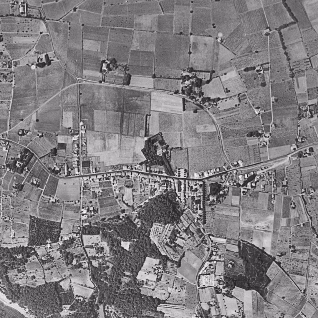 Le Pradet en 1955, le centre vu du ciel, au même cadrage