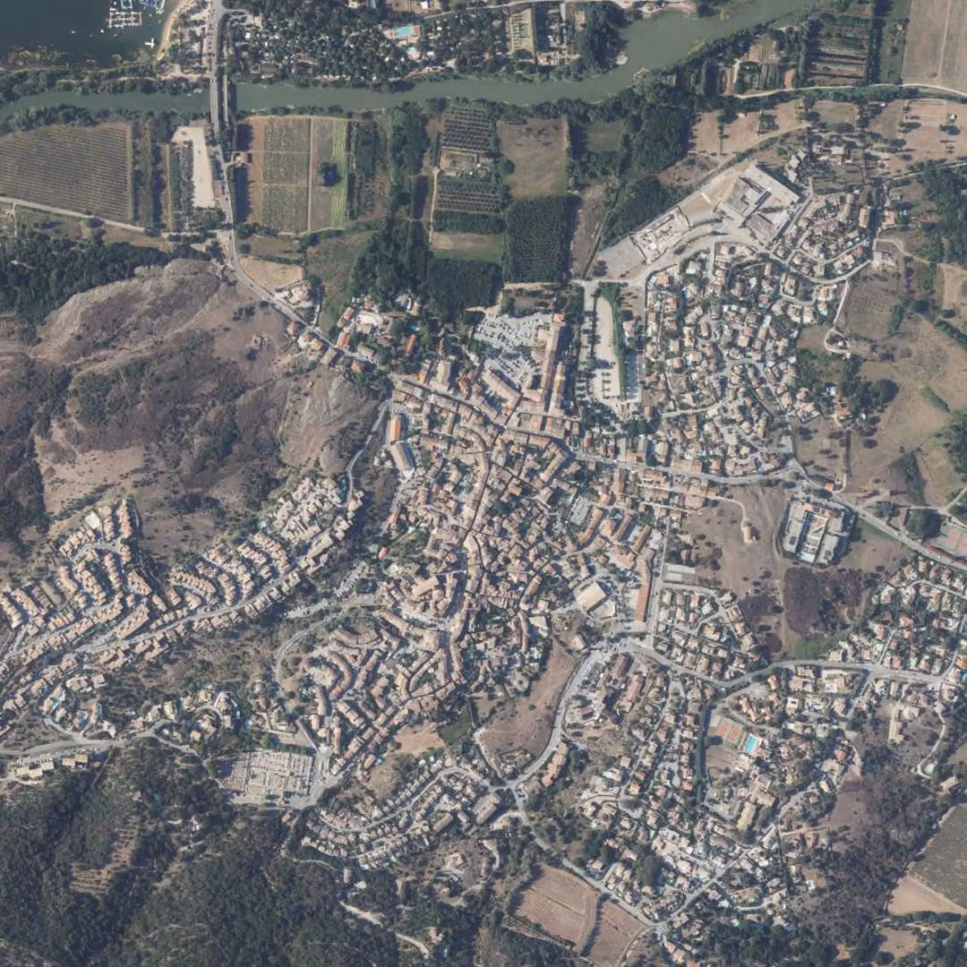 Roquebrune-sur-Argens aujourd'hui, le centre vu du ciel