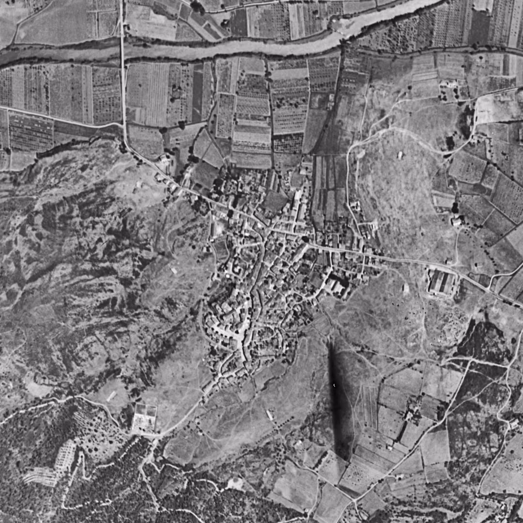Roquebrune-sur-Argens en 1955, le centre vu du ciel, au même cadrage