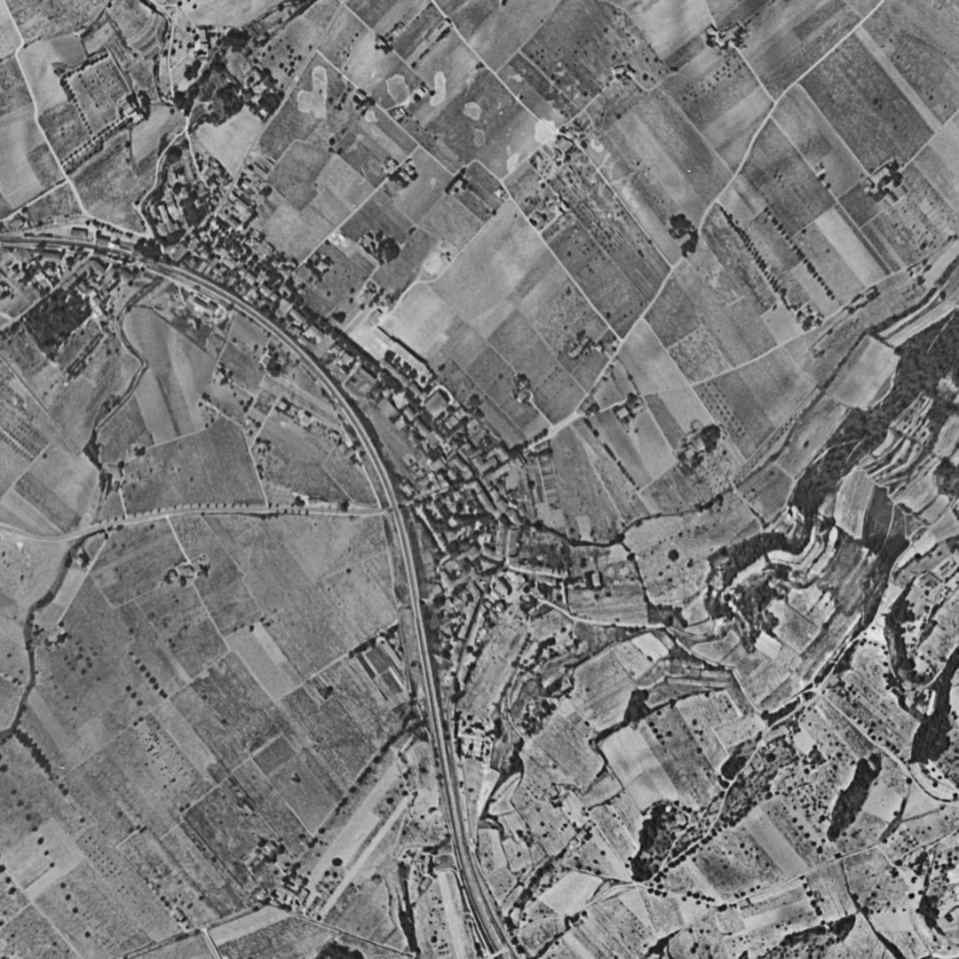Saint-Cyr-sur-Mer en 1955, le centre vu du ciel, au même cadrage