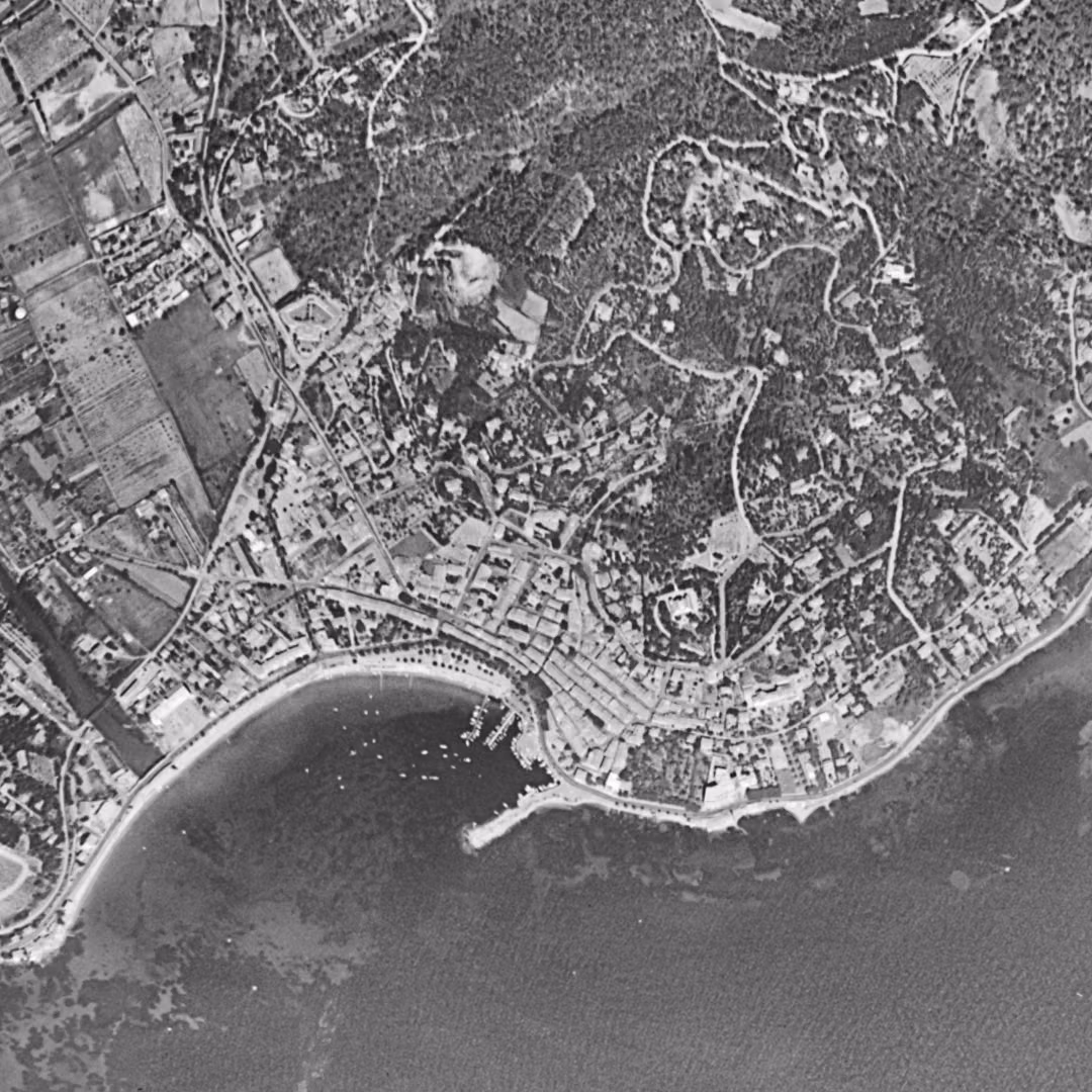 Sainte-Maxime en 1955, le centre vu du ciel, au même cadrage