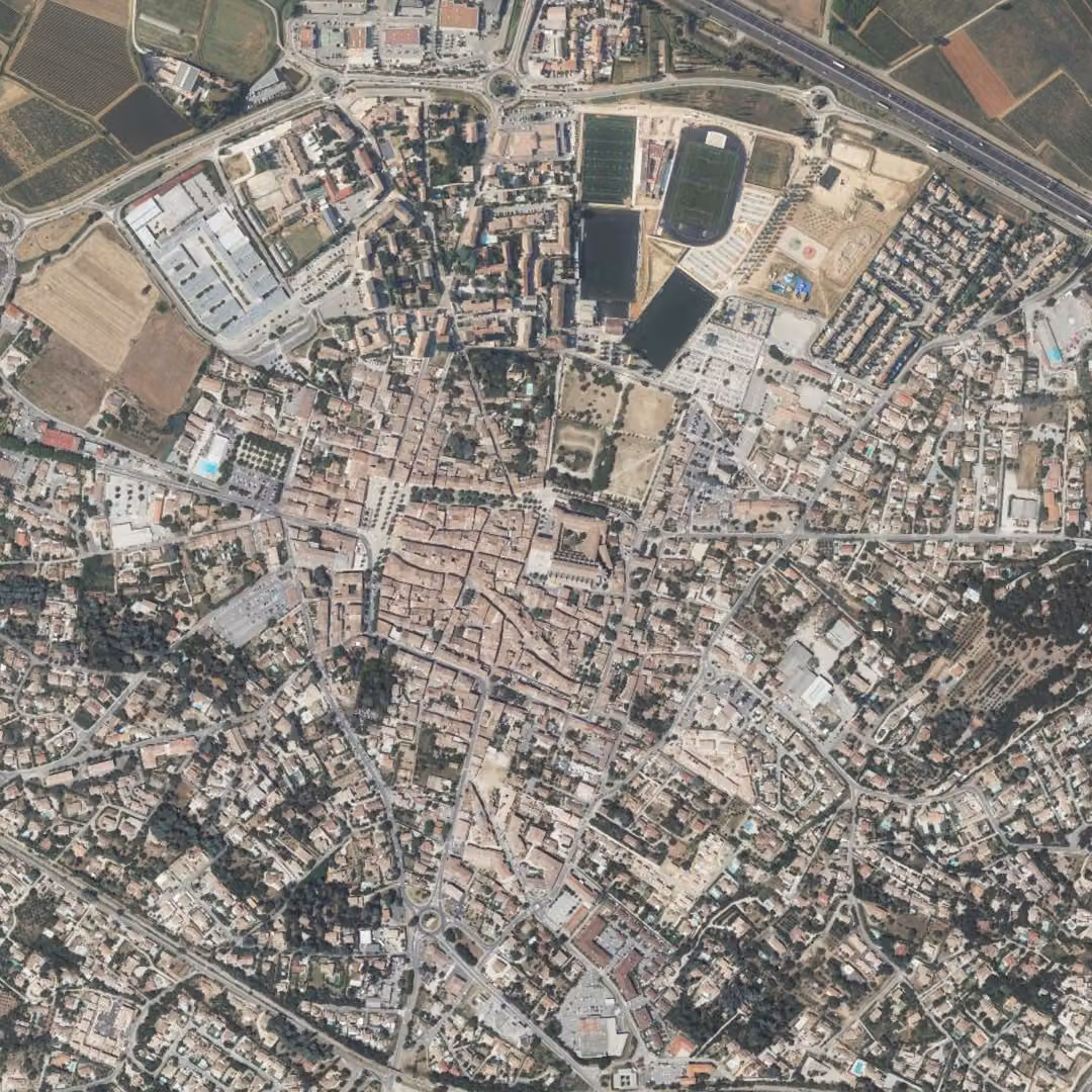 Saint-Maximin-la-Sainte-Baume aujourd'hui, le centre vu du ciel