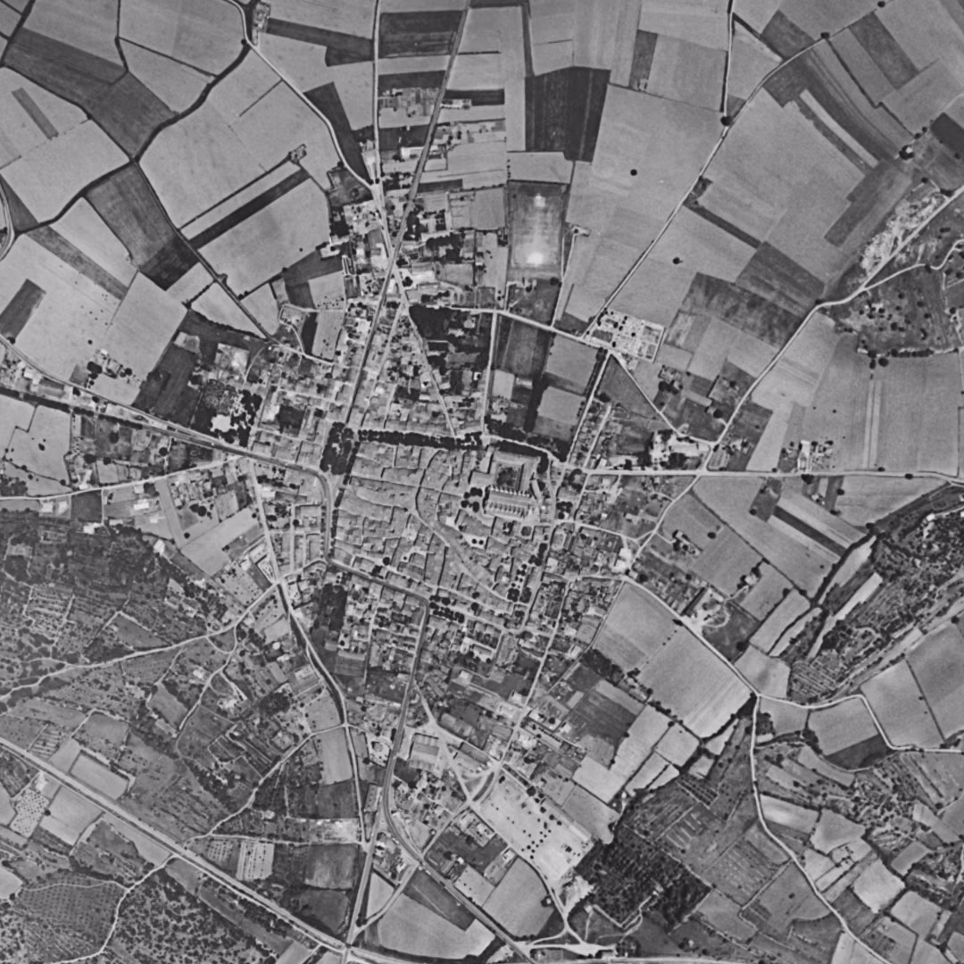 Saint-Maximin-la-Sainte-Baume en 1960, le centre vu du ciel, au même cadrage