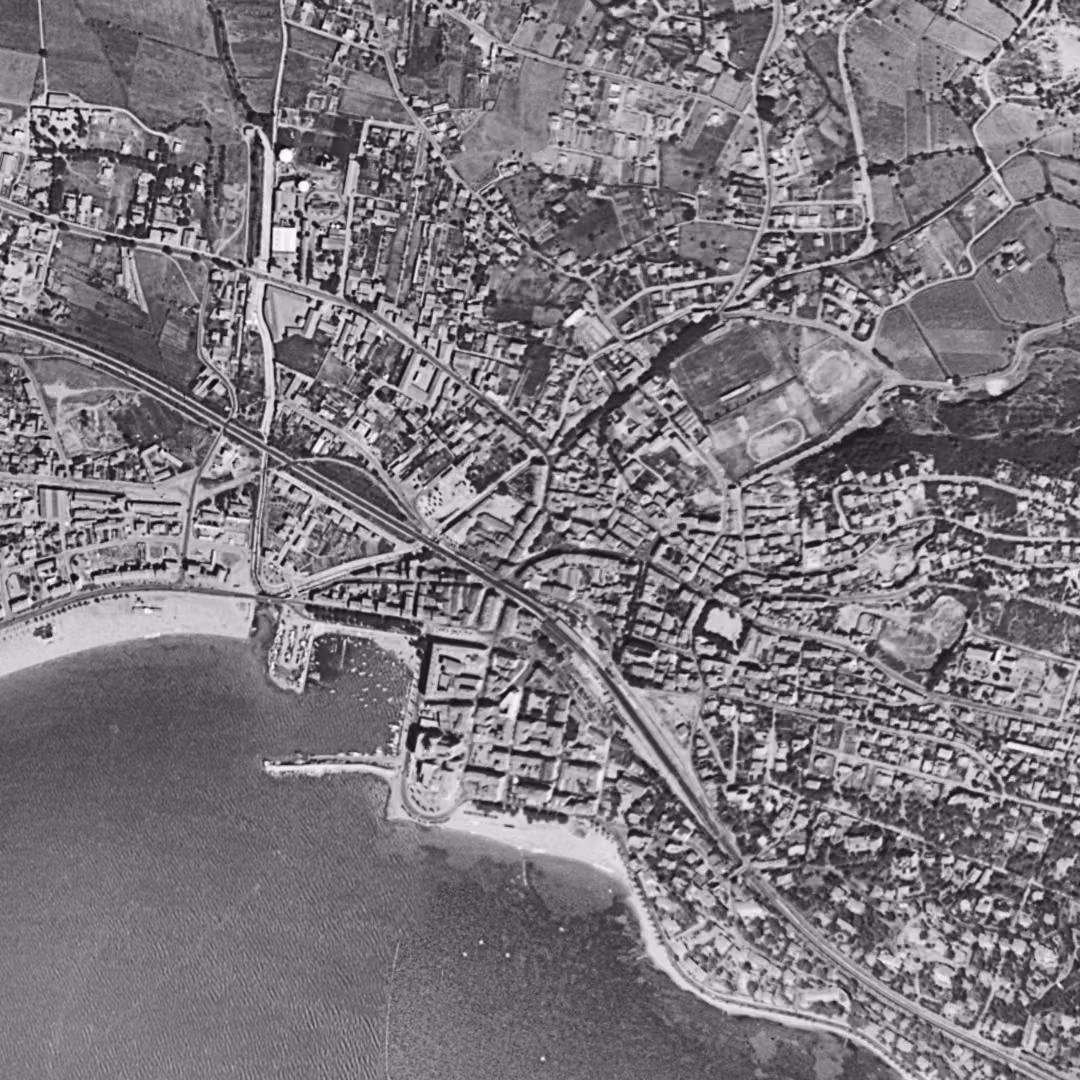 Saint-Raphaël en 1955, le centre vu du ciel, au même cadrage