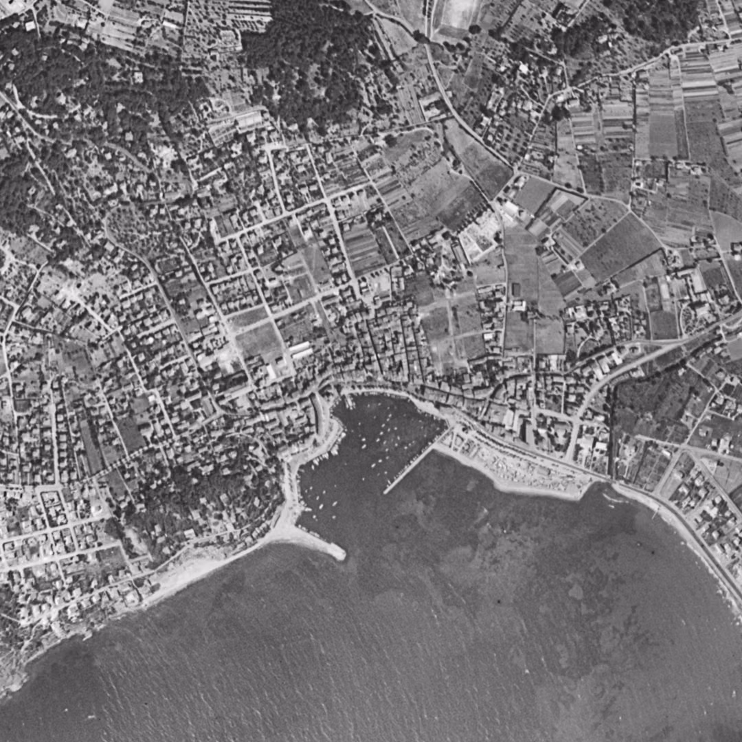 Sanary-sur-Mer en 1955, le centre vu du ciel, au même cadrage