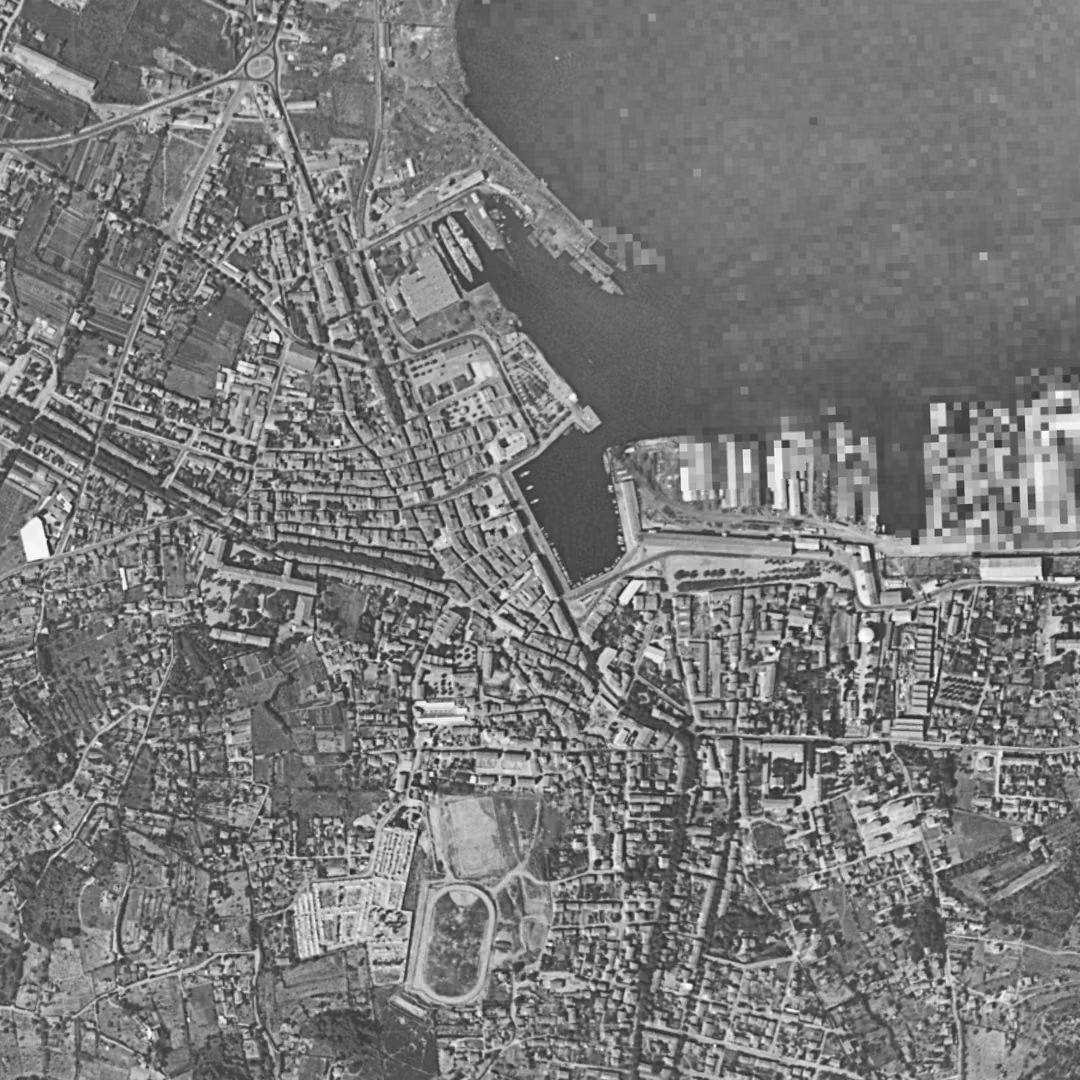 La Seyne-sur-Mer en 1955, le centre vu du ciel, au même cadrage
