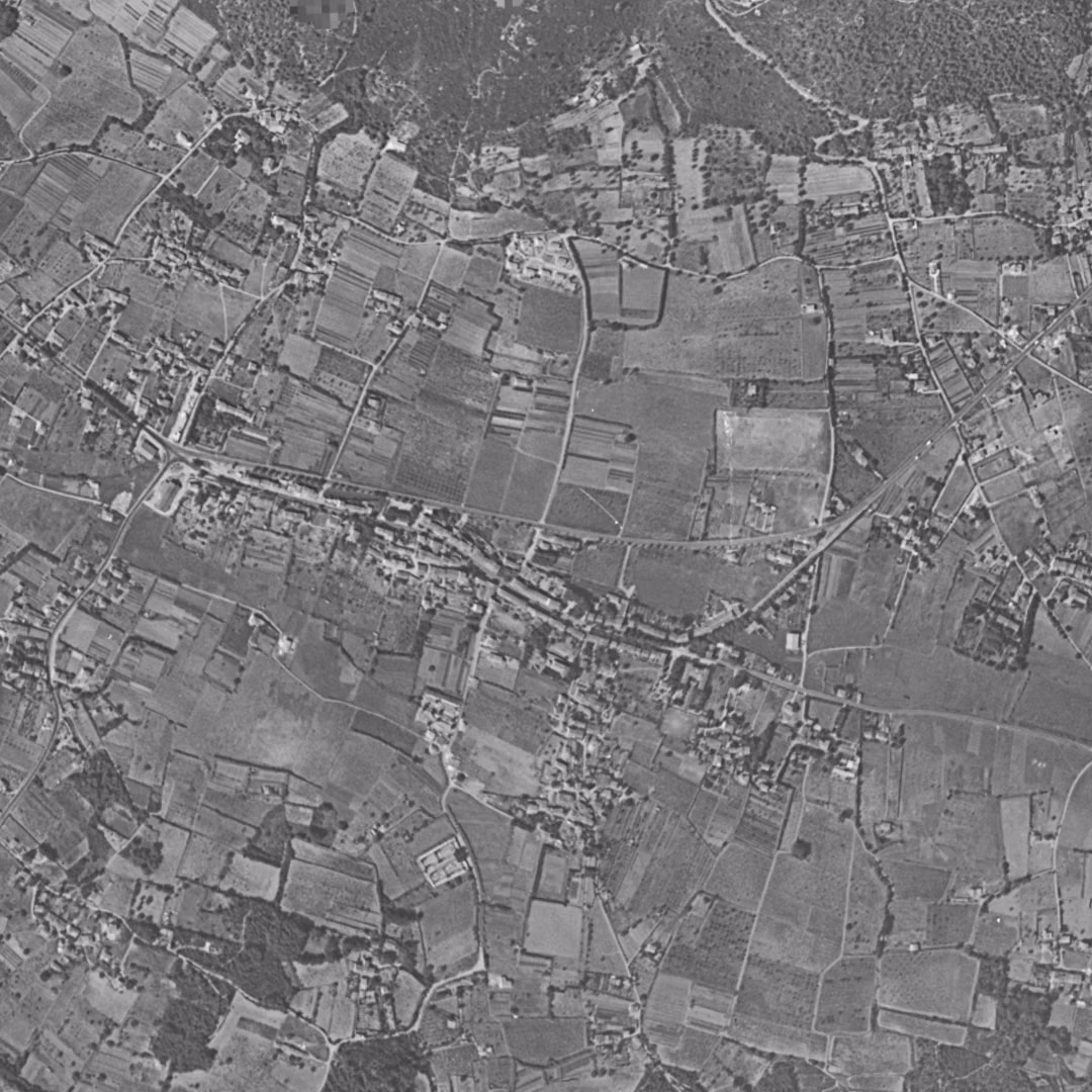 Six-Fours-les-Plages en 1955, le centre vu du ciel, au même cadrage