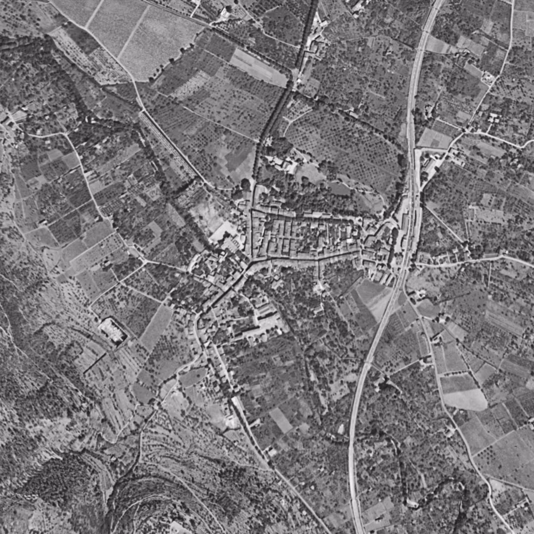 Solliès-Pont en 1955, le centre vu du ciel, au même cadrage