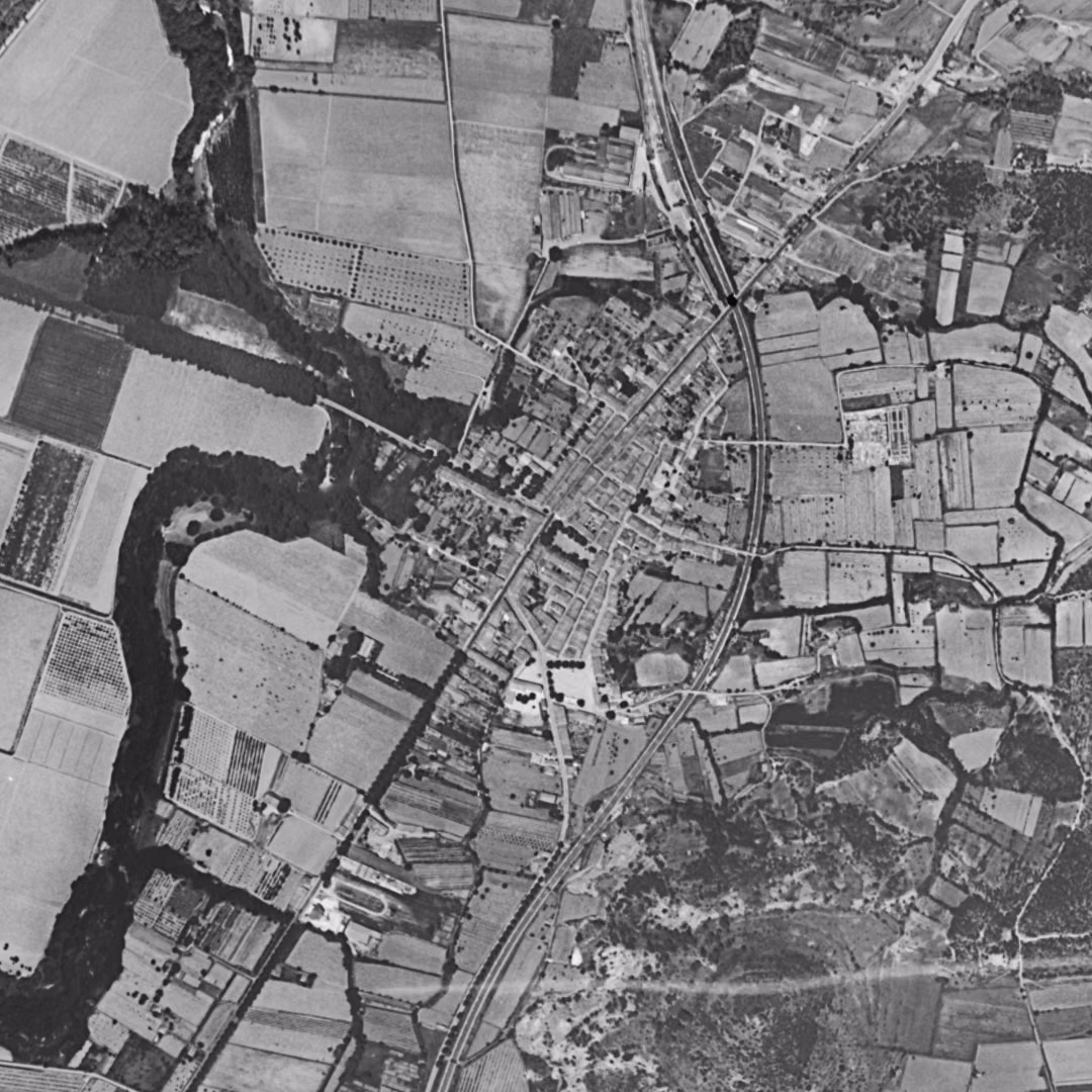 Vidauban en 1960, le centre vu du ciel, au même cadrage