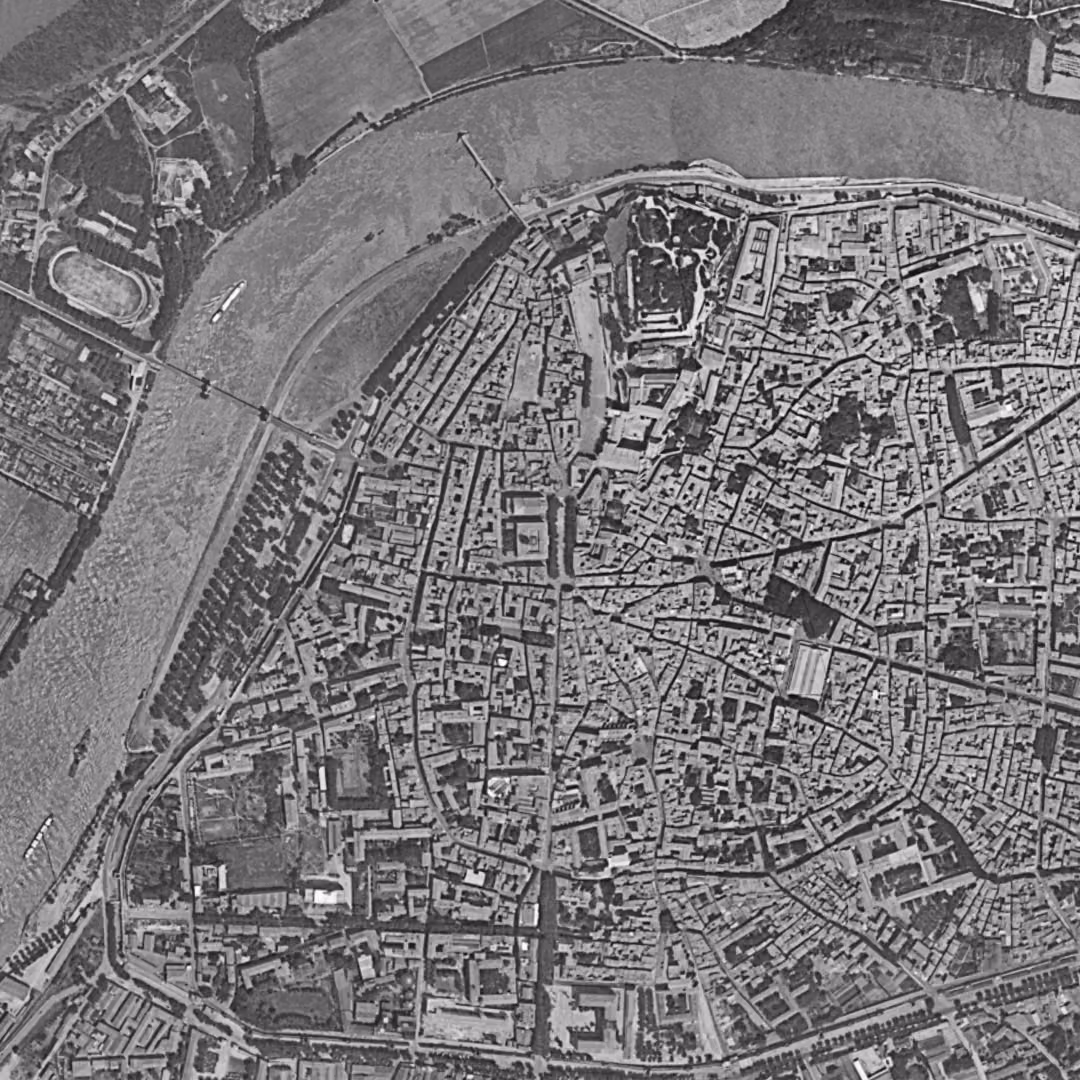 Avignon en 1953, le centre vu du ciel, au même cadrage