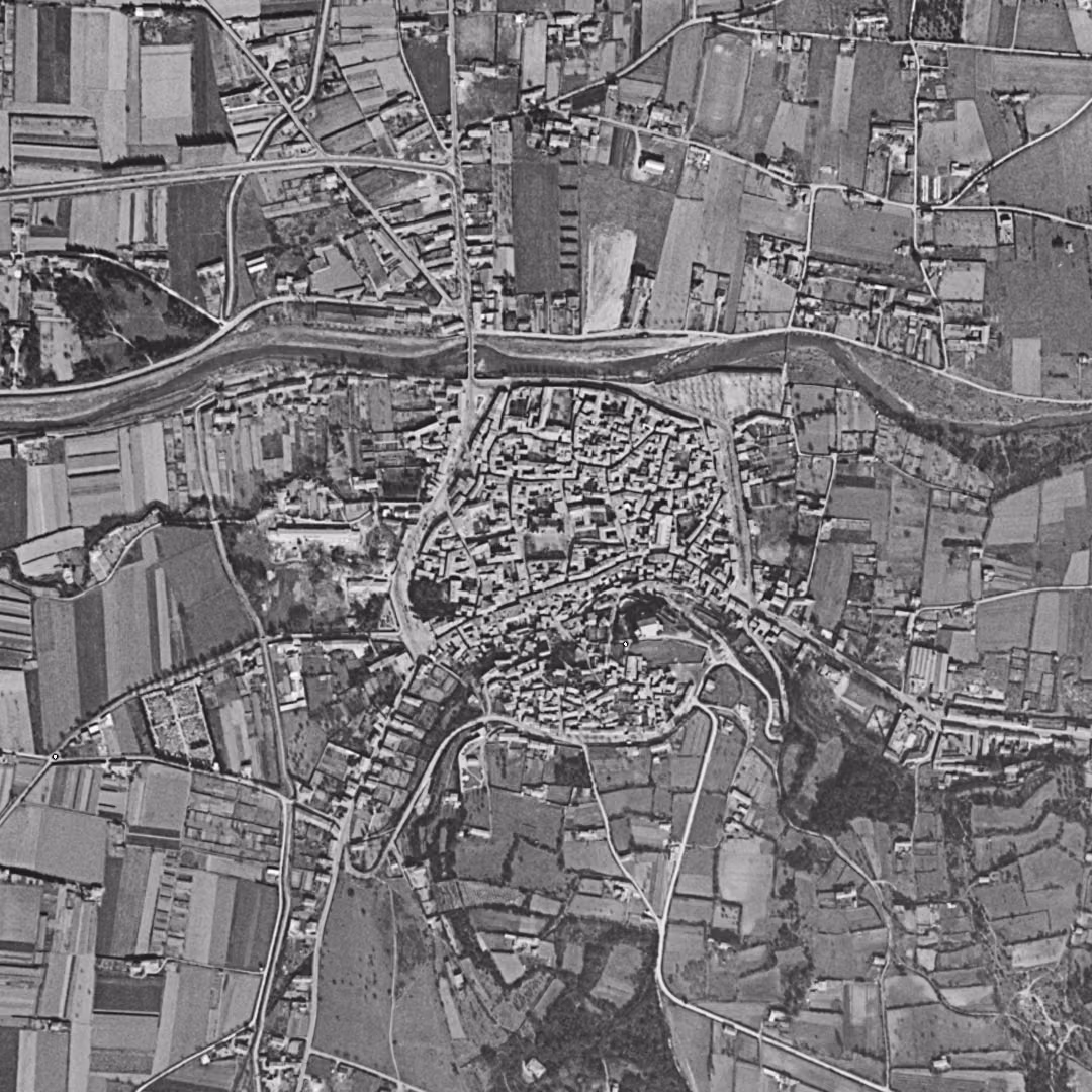 Bollène en 1955, le centre vu du ciel, au même cadrage