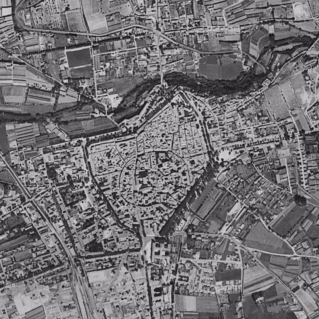 Carpentras en 1958, le centre vu du ciel, au même cadrage