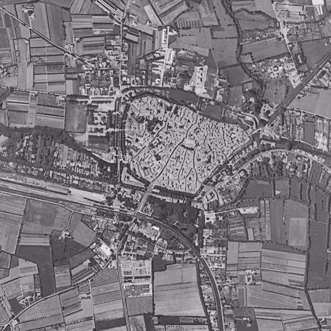 L'Isle-sur-la-Sorgue en 1958, le centre vu du ciel, au même cadrage