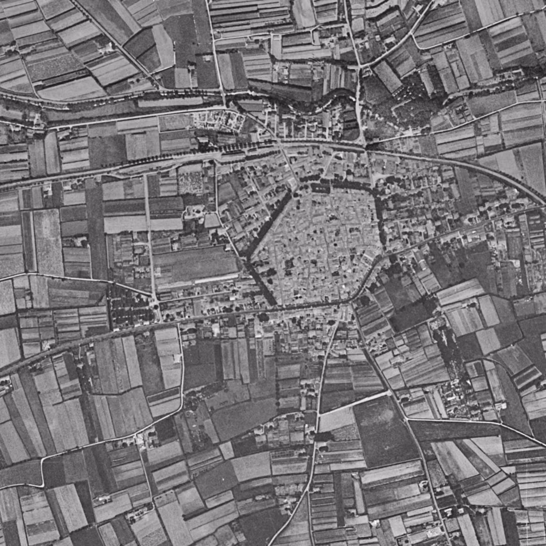 Monteux en 1953, le centre vu du ciel, au même cadrage