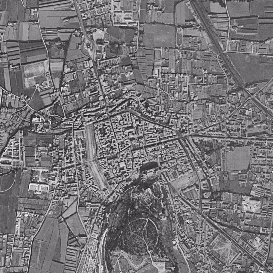Orange en 1955, le centre vu du ciel, au même cadrage