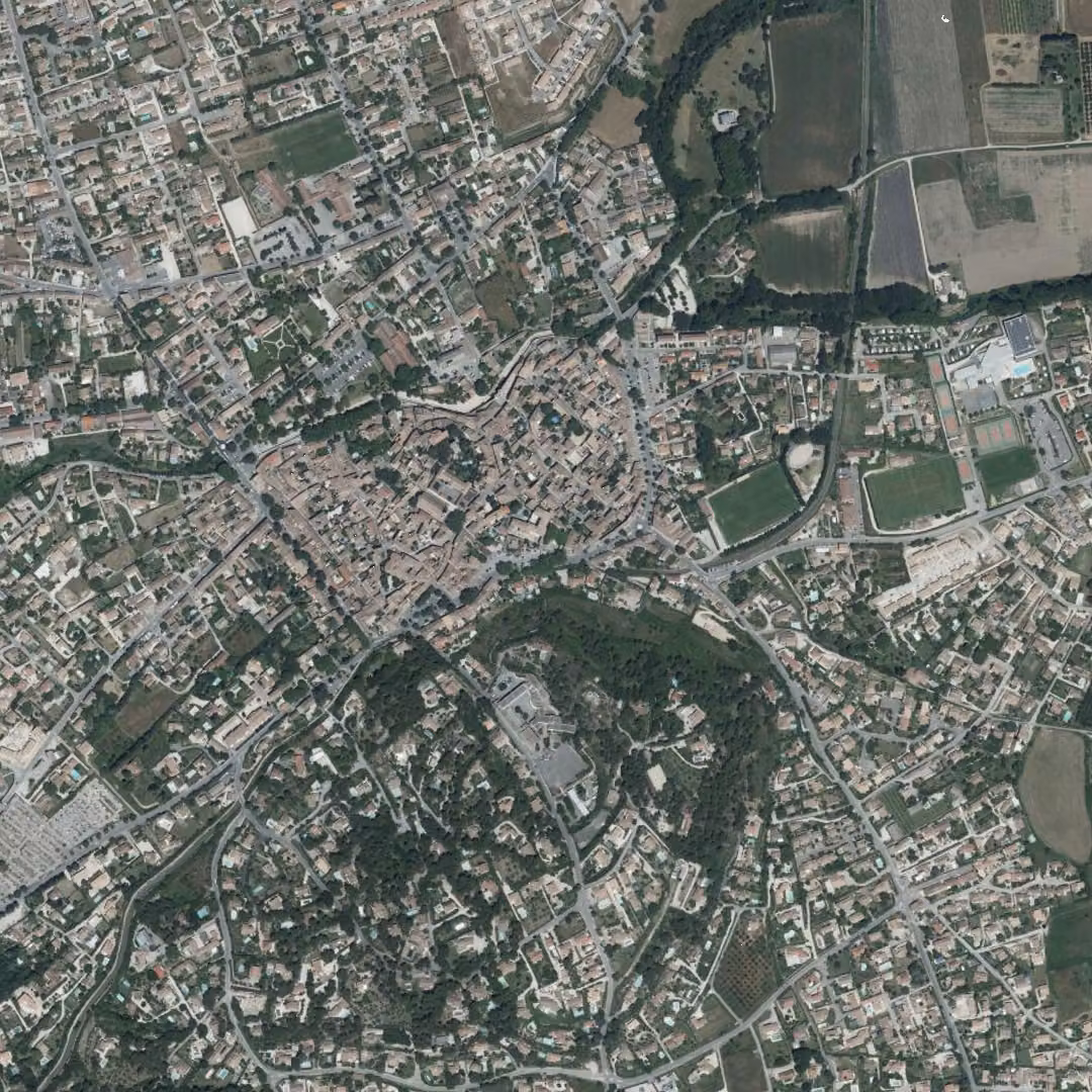 Pernes-les-Fontaines aujourd'hui, le centre vu du ciel