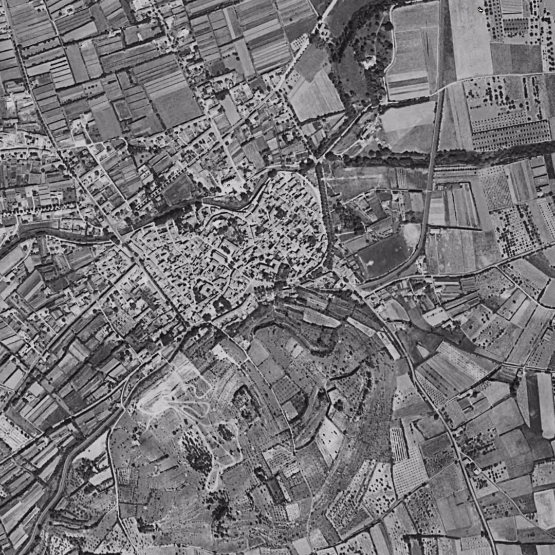 Pernes-les-Fontaines en 1958, le centre vu du ciel, au même cadrage